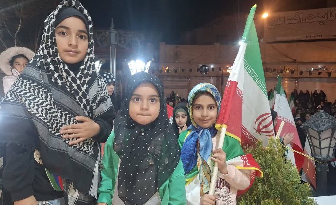 برپایی میز خدمت در چهل و چهارمین شب تجمع مردمی امت حزب الله شهرستان فیروزکوه