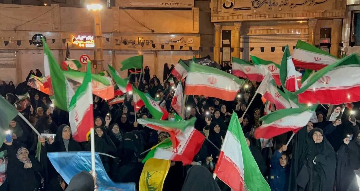 برپایی میز خدمت در چهل و چهارمین شب تجمع مردمی امت حزب الله شهرستان فیروزکوه