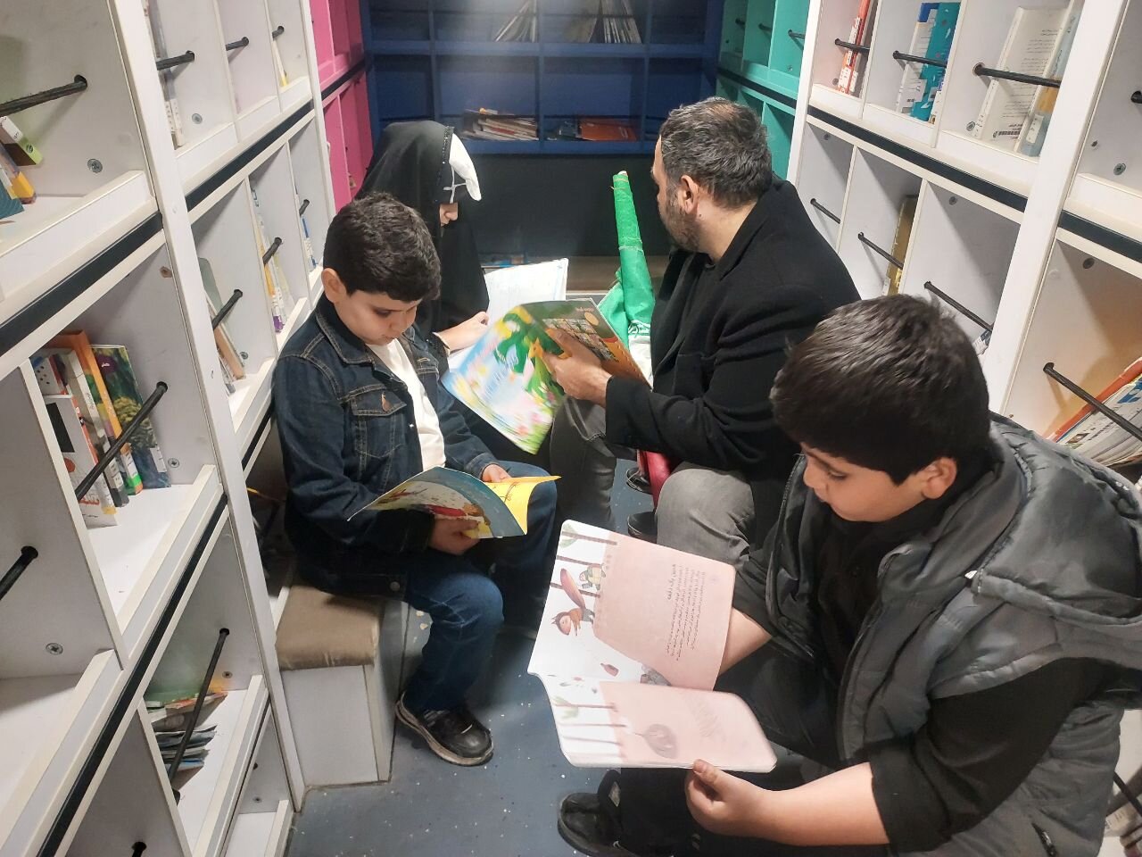 روایتی از اجرای برنامههای فرهنگی در تجمعات شبانه مردم غیور تهران در محله تهرانپارس