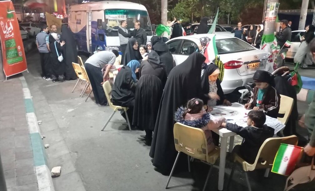 حضور فعال کتابخانه سیار هدهد ۸ شهرستان ملارد در تجمعات پرافتخار میدان صادقیه تهران
