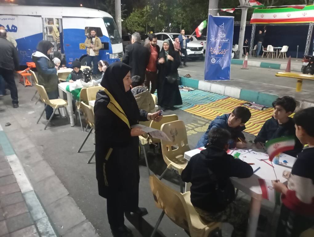 حضور فعال کتابخانه سیار هدهد ۸ شهرستان ملارد در تجمعات پرافتخار میدان صادقیه تهران