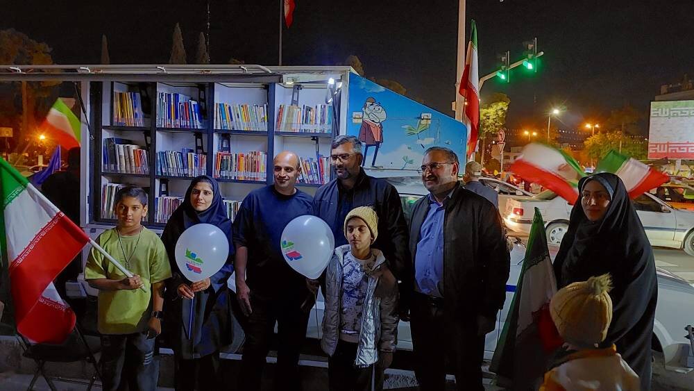 کتابخانه سیار، پیشگام روشنگری در شبهای حماسه شیراز