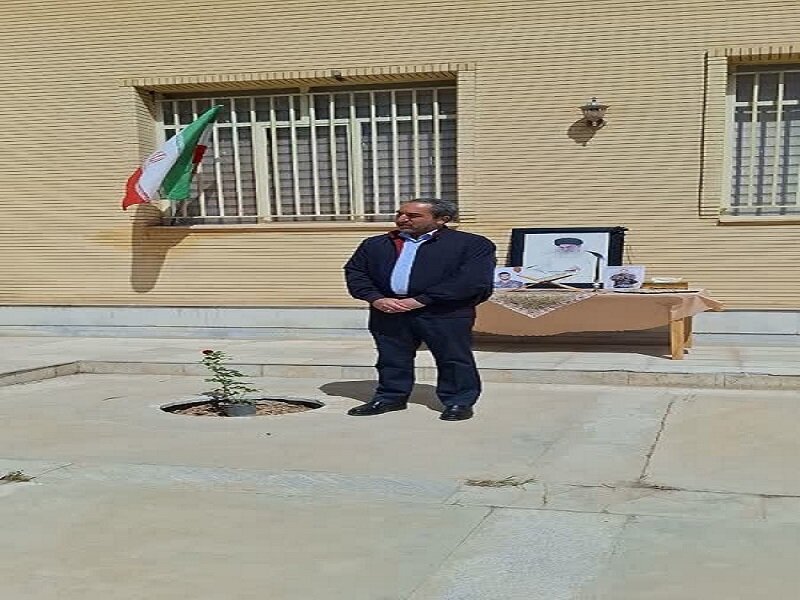 کاشت نهال مثمر درکتابخانه بعثت شهر وزوان