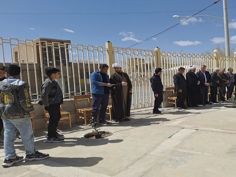 کاشت نهال مثمر درکتابخانه بعثت شهر وزوان
