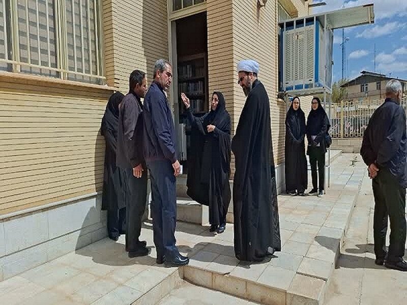 کاشت نهال مثمر درکتابخانه بعثت شهر وزوان
