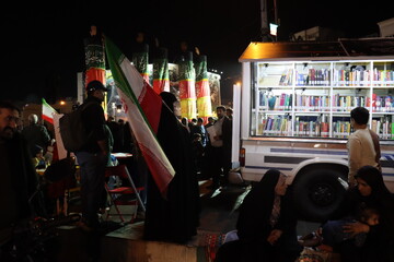 برنامه‌های فرهنگی کتابخانه سیار نهاد در تجمعات شبانه مردم تهران در میدان انقلاب