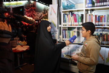 برنامه‌های فرهنگی کتابخانه سیار نهاد در تجمعات شبانه مردم تهران در میدان انقلاب