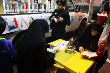 برنامه‌های فرهنگی کتابخانه سیار نهاد در تجمعات شبانه مردم تهران در میدان انقلاب