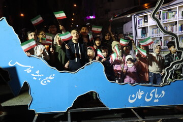 برنامه‌های فرهنگی کتابخانه سیار نهاد در تجمعات شبانه مردم تهران در میدان انقلاب