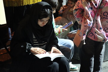 برنامه‌های فرهنگی کتابخانه سیار نهاد در تجمعات شبانه مردم تهران در میدان انقلاب