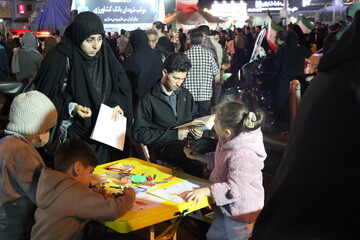 برنامه‌های فرهنگی کتابخانه سیار نهاد در تجمعات شبانه مردم تهران در میدان انقلاب