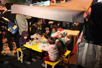 برنامه‌های فرهنگی کتابخانه سیار نهاد در تجمعات شبانه مردم تهران در میدان انقلاب