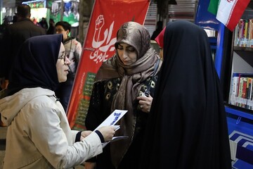 استمرار و تداوم حضور موکب «ایستاده برای ایران» با محوریت کتاب و اجرای برنامه‌های فرهنگی در مسیر تجمعات شبانه ارومیه