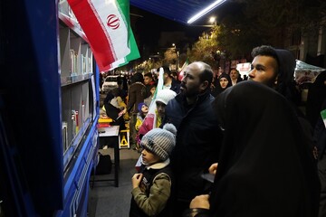 استمرار و تداوم حضور موکب «ایستاده برای ایران» با محوریت کتاب و اجرای برنامه‌های فرهنگی در مسیر تجمعات شبانه ارومیه