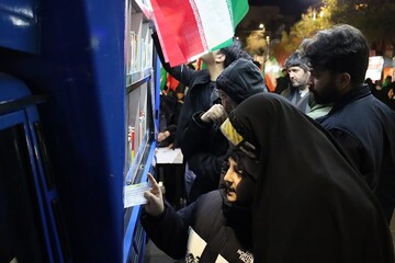 استمرار و تداوم حضور موکب «ایستاده برای ایران» با محوریت کتاب و اجرای برنامه‌های فرهنگی در مسیر تجمعات شبانه ارومیه