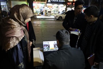 استمرار و تداوم حضور موکب «ایستاده برای ایران» با محوریت کتاب و اجرای برنامه‌های فرهنگی در مسیر تجمعات شبانه ارومیه