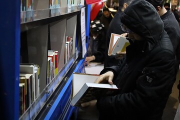 استمرار و تداوم حضور موکب «ایستاده برای ایران» با محوریت کتاب و اجرای برنامه‌های فرهنگی در مسیر تجمعات شبانه ارومیه