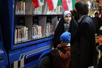 استمرار و تداوم حضور موکب «ایستاده برای ایران» با محوریت کتاب و اجرای برنامه‌های فرهنگی در مسیر تجمعات شبانه ارومیه