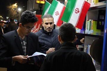 استمرار و تداوم حضور موکب «ایستاده برای ایران» با محوریت کتاب و اجرای برنامه‌های فرهنگی در مسیر تجمعات شبانه ارومیه