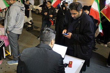 استمرار و تداوم حضور موکب «ایستاده برای ایران» با محوریت کتاب و اجرای برنامه‌های فرهنگی در مسیر تجمعات شبانه ارومیه