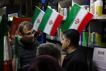 استمرار و تداوم حضور موکب «ایستاده برای ایران» با محوریت کتاب و اجرای برنامه‌های فرهنگی در مسیر تجمعات شبانه ارومیه