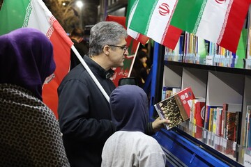 استمرار و تداوم حضور موکب «ایستاده برای ایران» با محوریت کتاب و اجرای برنامه‌های فرهنگی در مسیر تجمعات شبانه ارومیه