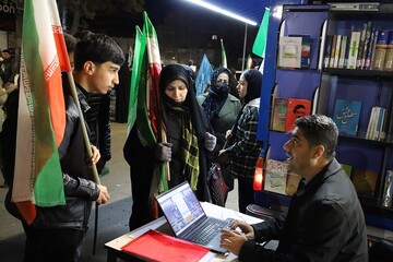 استمرار و تداوم حضور موکب «ایستاده برای ایران» با محوریت کتاب و اجرای برنامه‌های فرهنگی در مسیر تجمعات شبانه ارومیه
