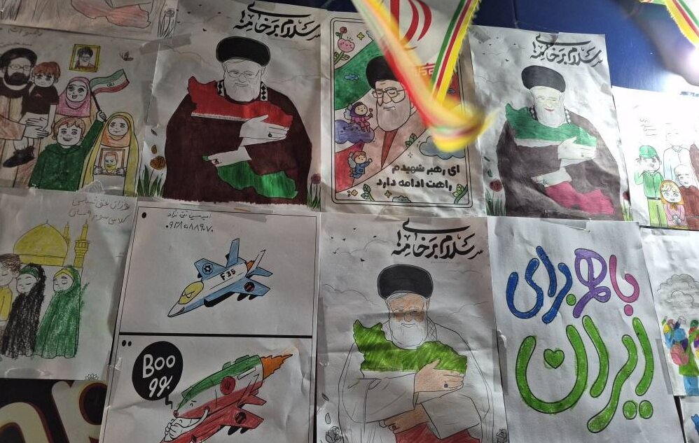 استقرار کتابخانه سیار یار مهربان ۱۰ در تجمعات مردمی شبانه شهرستان شمیرانات