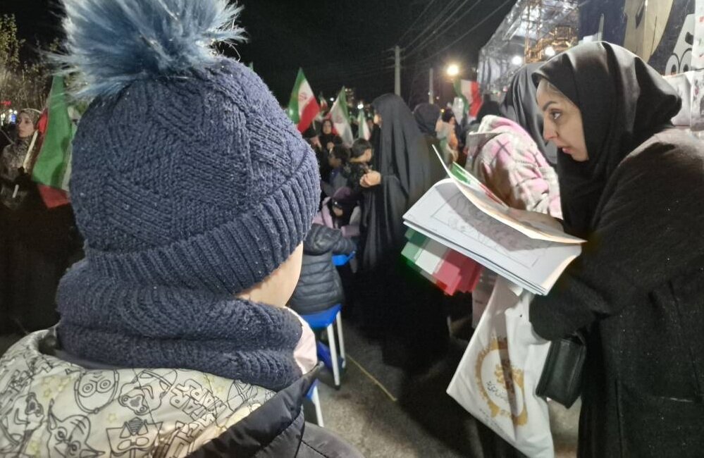 استقرار کتابخانه سیار یار مهربان ۱۰ در تجمعات مردمی شبانه شهرستان شمیرانات