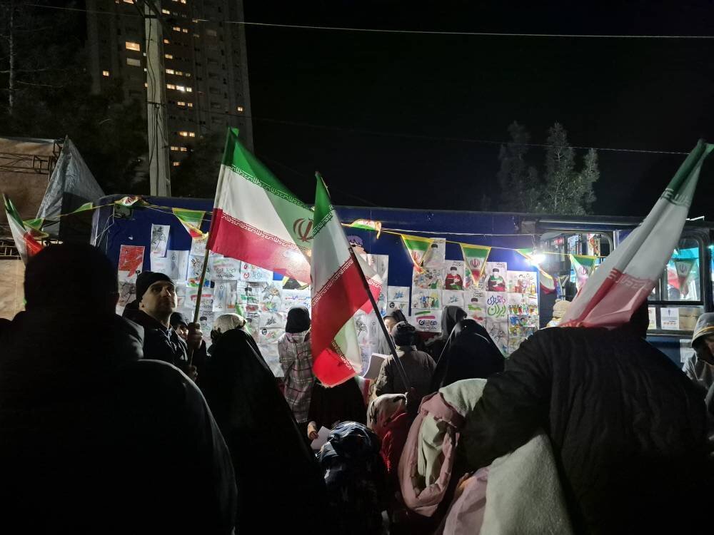 استقرار کتابخانه سیار یار مهربان ۱۰ در تجمعات مردمی شبانه شهرستان شمیرانات