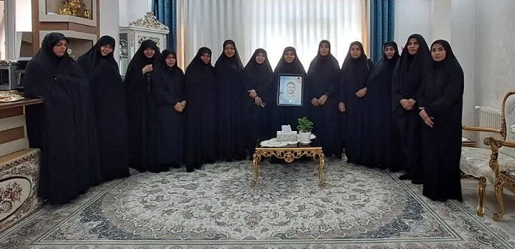 دیدار رئیس اداره کتابخانه های قرچک با خانواده شهدا