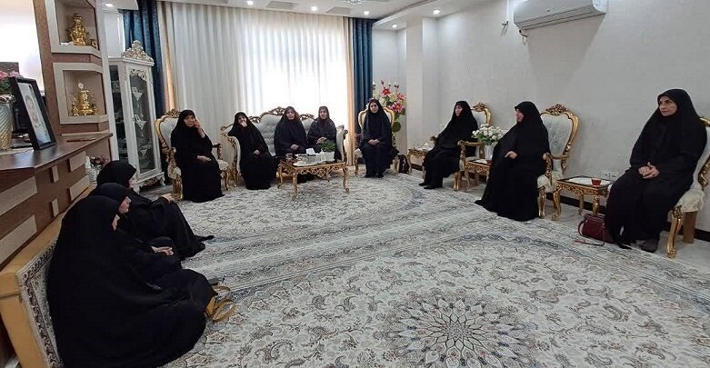 دیدار رئیس اداره کتابخانه های قرچک با خانواده شهدا
