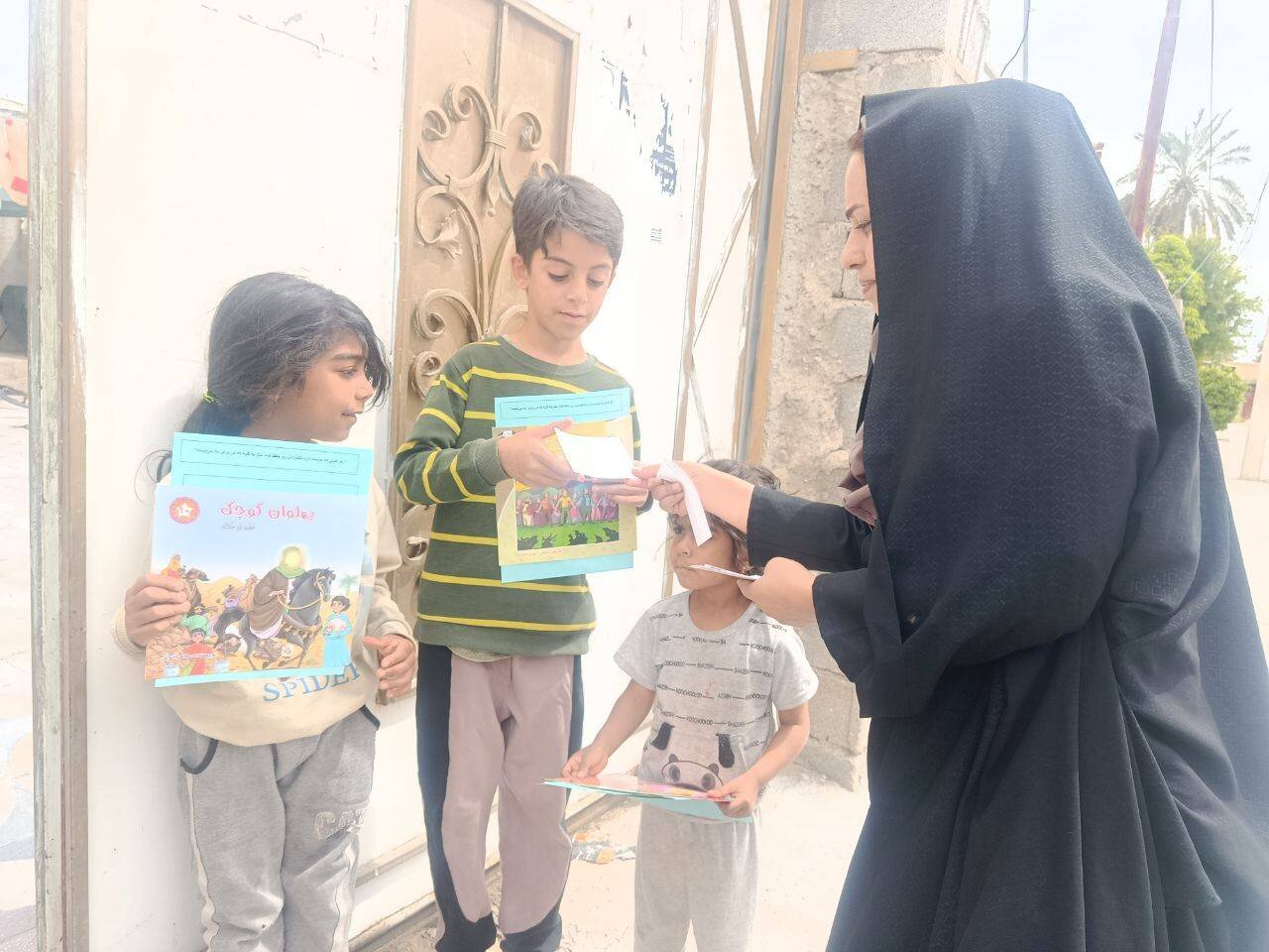 طرح کتابخوانی «نور امید» برای کودکان روستای علویه جهرم اجرا شد