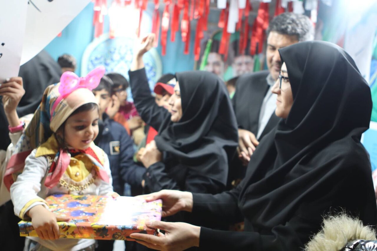 تولد دختر ایران در غرفه فرهنگی لرستان