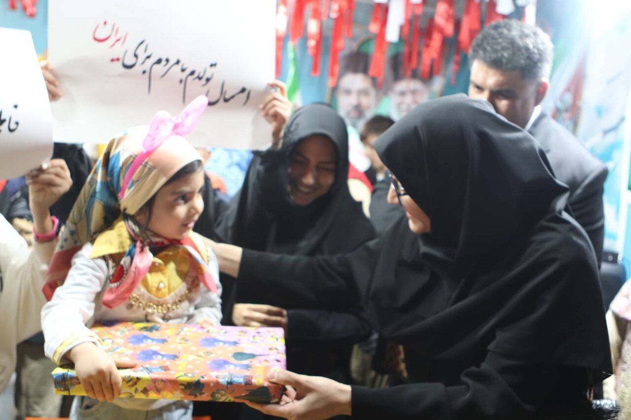 تولد دختر ایران در غرفه فرهنگی لرستان