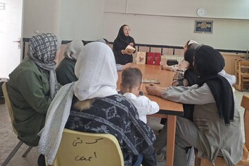 نشست جمع خوانی و معرفی کتاب به پیشنهاد آقا در کتابخانه شهید احمدی روشن شهریار