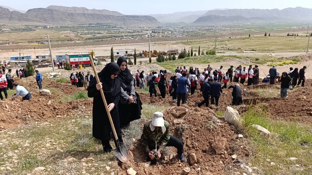 آیین درختکاری «رویش مهر» به یاد دختران شهیده جنگ رمضان در لرستان برگزار شد