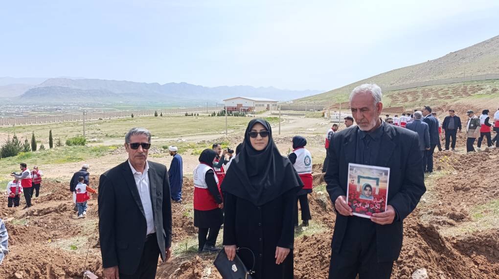 آیین درختکاری «رویش مهر» به یاد دختران شهیده جنگ رمضان در لرستان برگزار شد