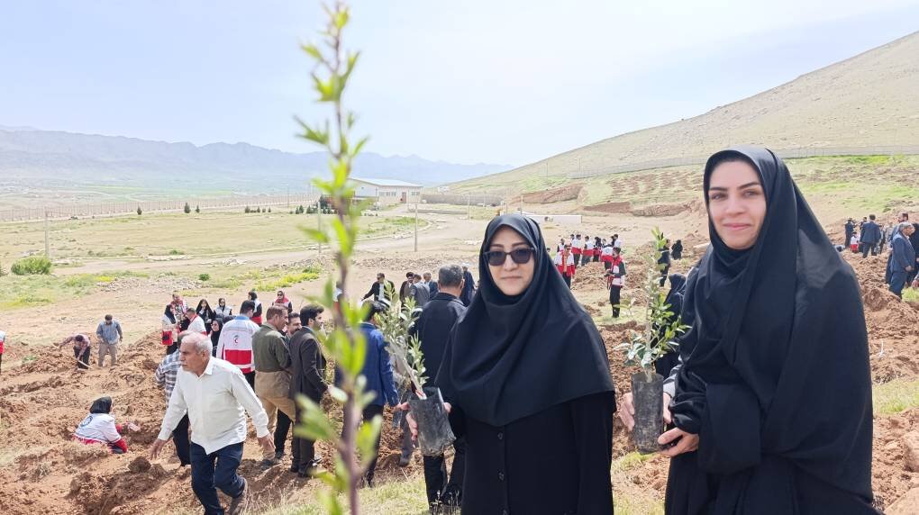آیین درختکاری «رویش مهر» به یاد دختران شهیده جنگ رمضان در لرستان برگزار شد