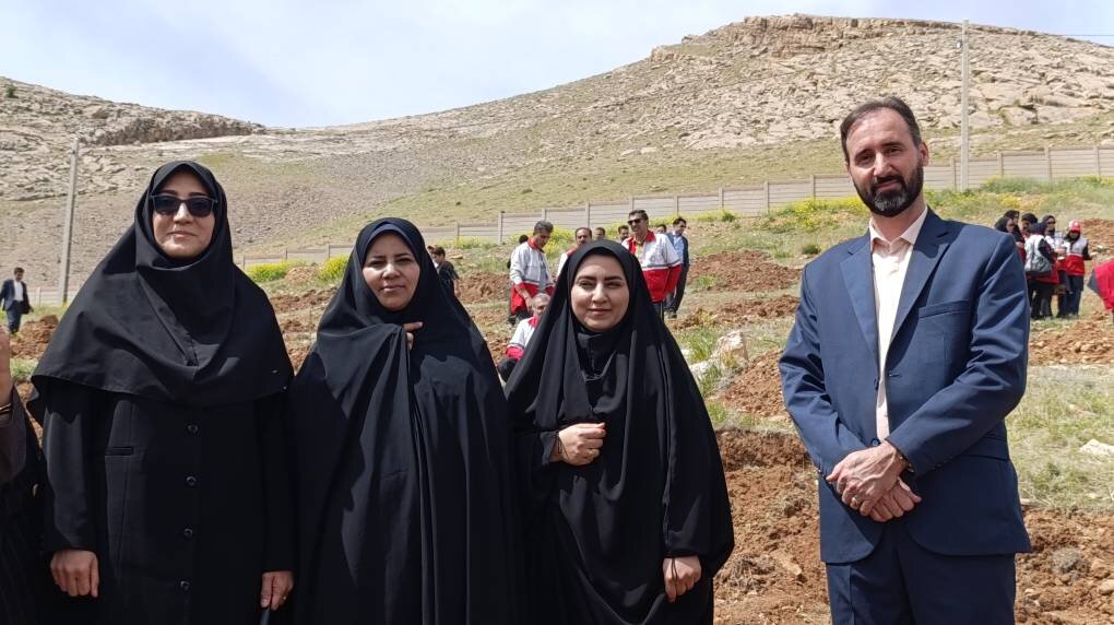 آیین درختکاری «رویش مهر» به یاد دختران شهیده جنگ رمضان در لرستان برگزار شد