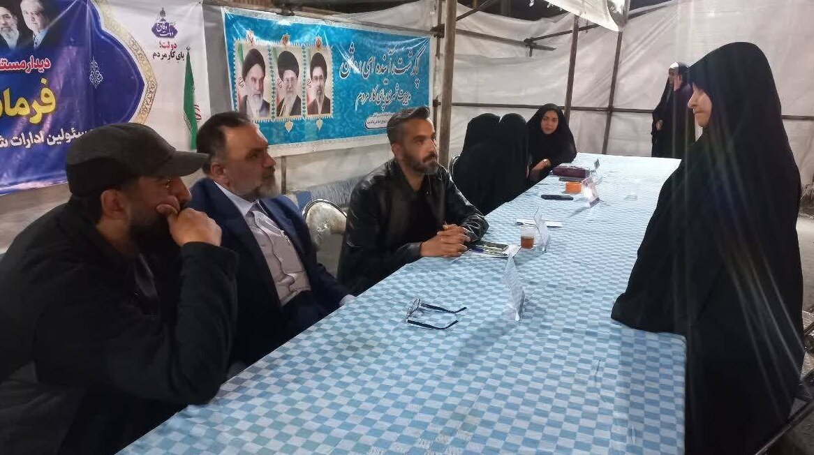 استقرار میز خدمت مسئولین پاکدشت در محل تجمع شبانه مردم در میدان معلم شهید امام خامنه ای