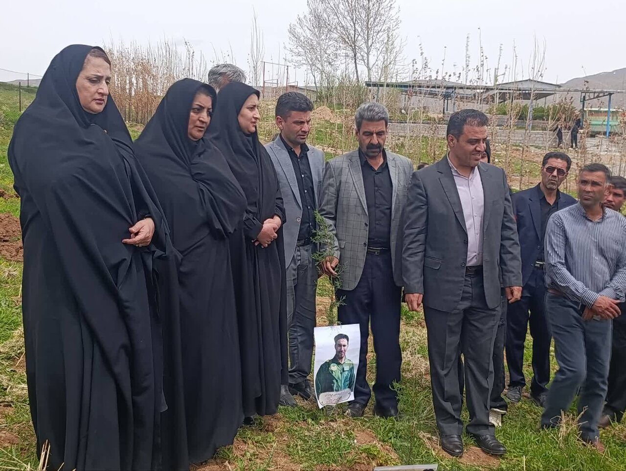 «سرو ایران» در روستای تملیه لرستان؛ غرس نهال به یاد شهید محمد محمدزاده همزمان با روز ارتش و میلاد رهبر معظم انقلاب