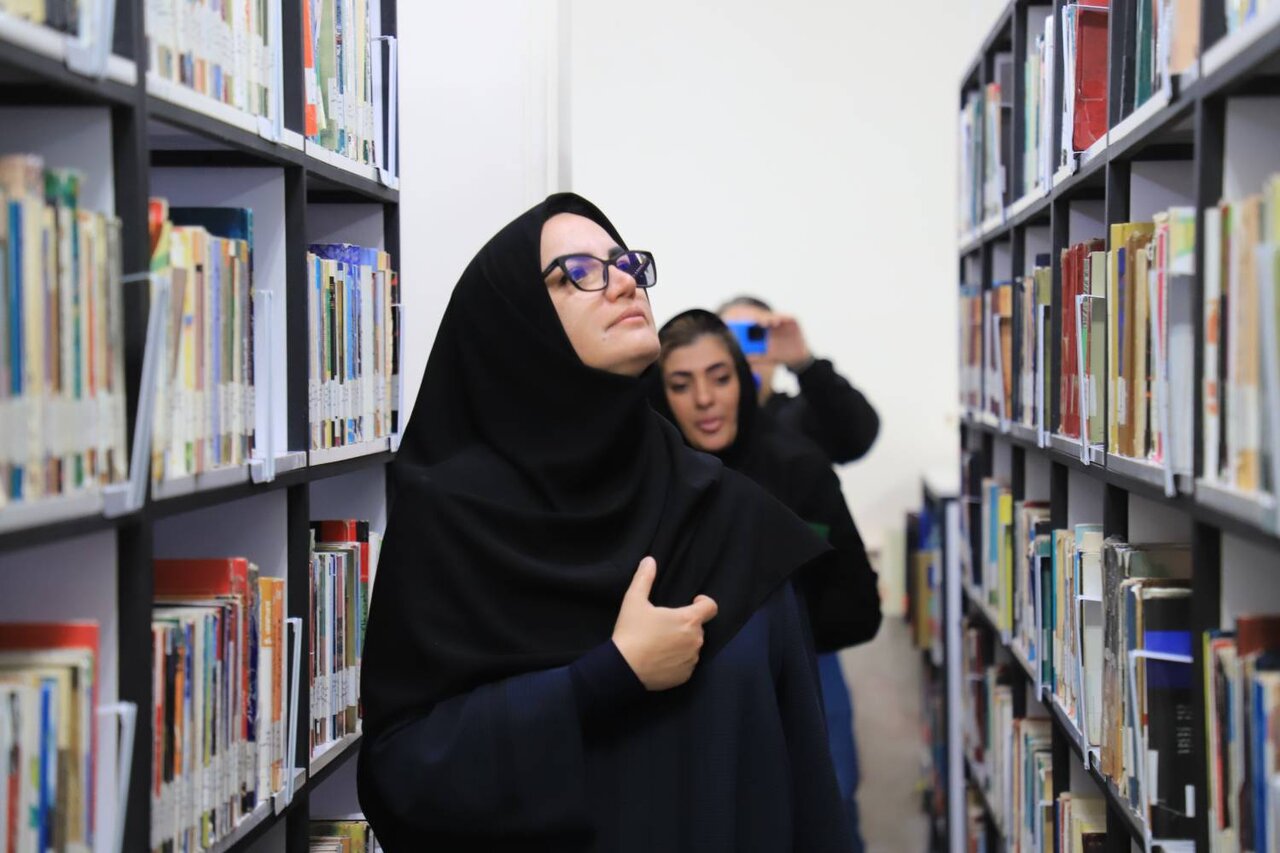 بازدید آزاده نظربلند از کتابخانه عمومی حکیم میرفندرسکی گرگان