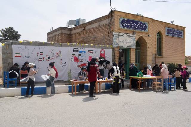 ترسیم دیوار ۱۴ متری امید و عشق به وطن، توسط کودکان روستای مؤمنآباد