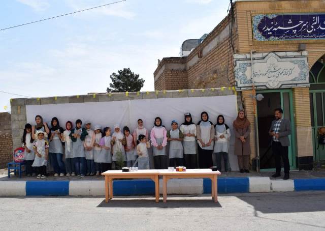 ترسیم دیوار ۱۴ متری امید و عشق به وطن، توسط کودکان روستای مؤمن‌آباد