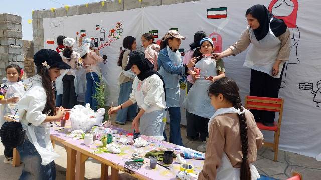 ترسیم دیوار ۱۴ متری امید و عشق به وطن، توسط کودکان روستای مؤمن‌آباد