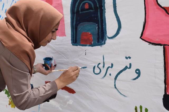 ترسیم دیوار ۱۴ متری امید و عشق به وطن، توسط کودکان روستای مؤمن‌آباد