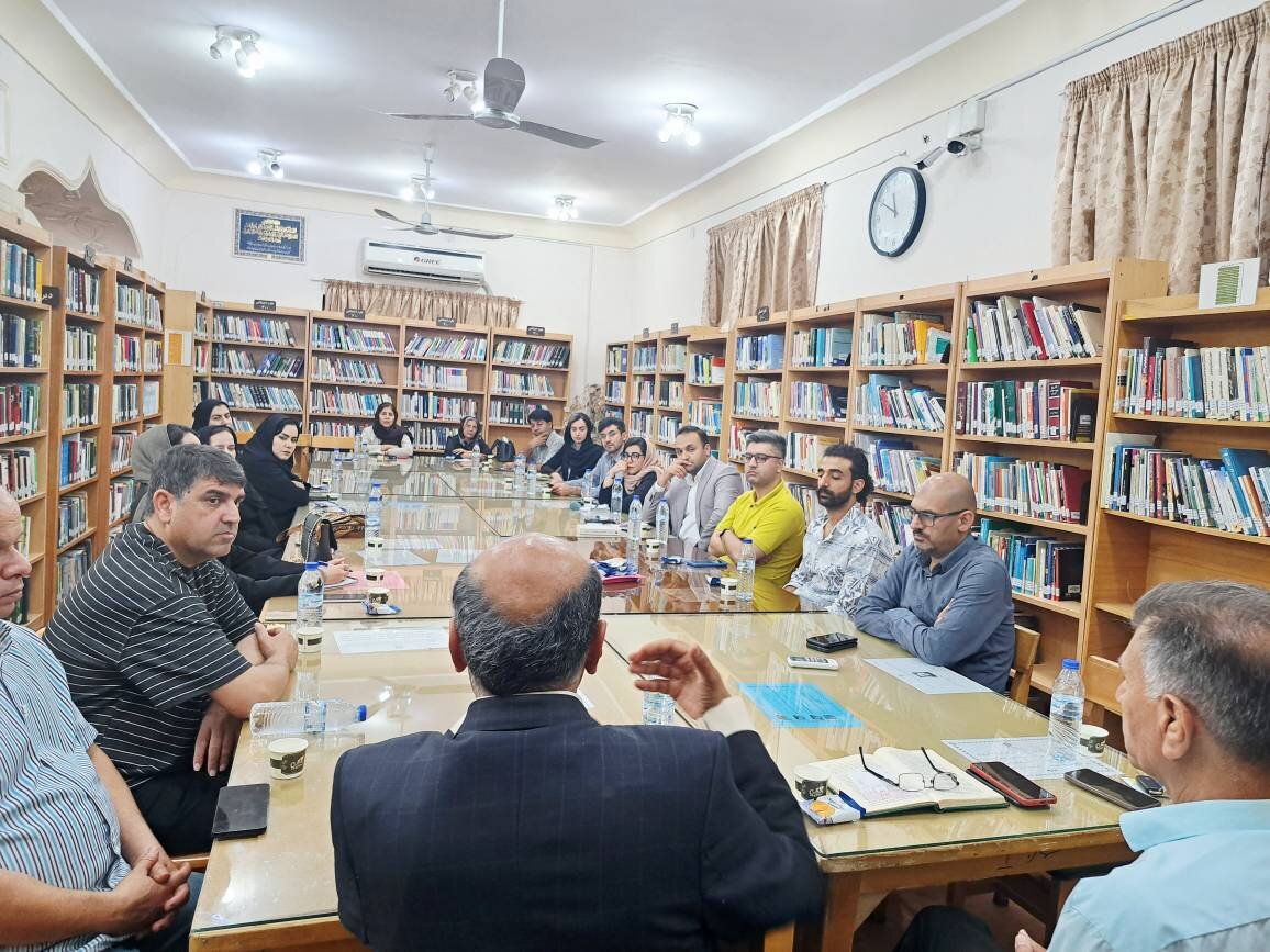 نقد کتاب «استبداد شایستگی» سندل در جمع جوانان کتابخوان لار
