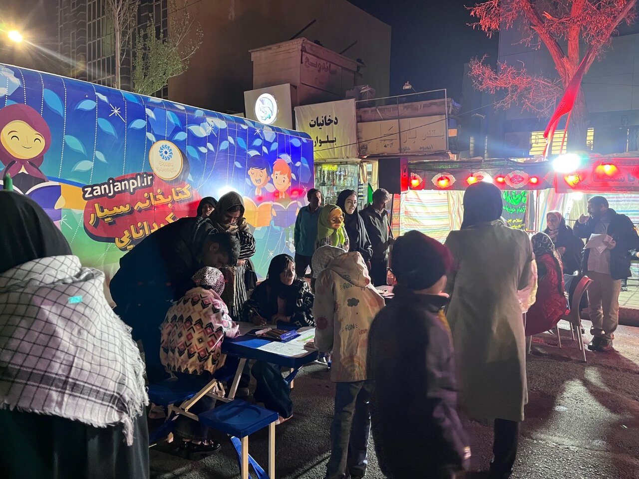 ایستگاه فرهنگی کتابخانه سیار در موکبهای امام امت زنجان
