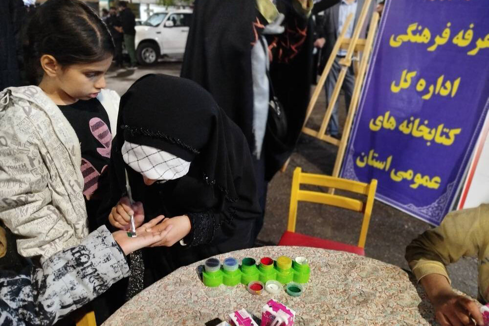 بازدید فرمانده سپاه امیرالمؤمنین(ع) استان ایلام از غرفه فرهنگی کتابخانههای عمومی